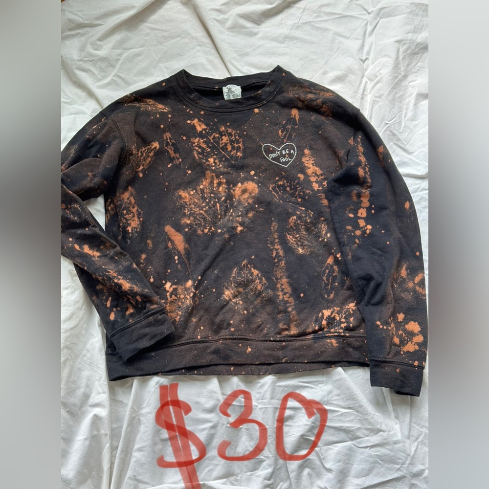 Women’s Medium black crew neck